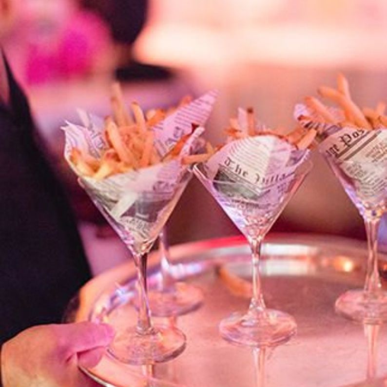 Complete 20-piece acrylic appetizer cups set with vintage newspaper print wax paper sheets for elegant event catering
