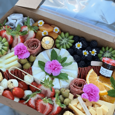 Large Charcuterie Gift Box with Mini Forks, Tongs & Honey Comb – Kraft Box with Clear Window for Grazing, Gifting & Entertaining - Pretty Party Boxx