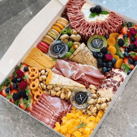 Large Charcuterie Gift Box with Mini Forks, Tongs & Honey Comb – Kraft Box with Clear Window for Grazing, Gifting & Entertaining - Pretty Party Boxx