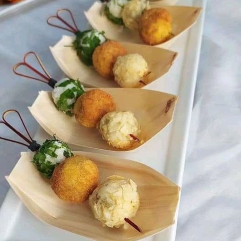 Boat - Shaped Bamboo Appetizer Plates with Mini Forks or Toothpicks – Eco - Friendly Charcuterie Serving Set for Parties, Weddings & Events - Pretty Party Boxx