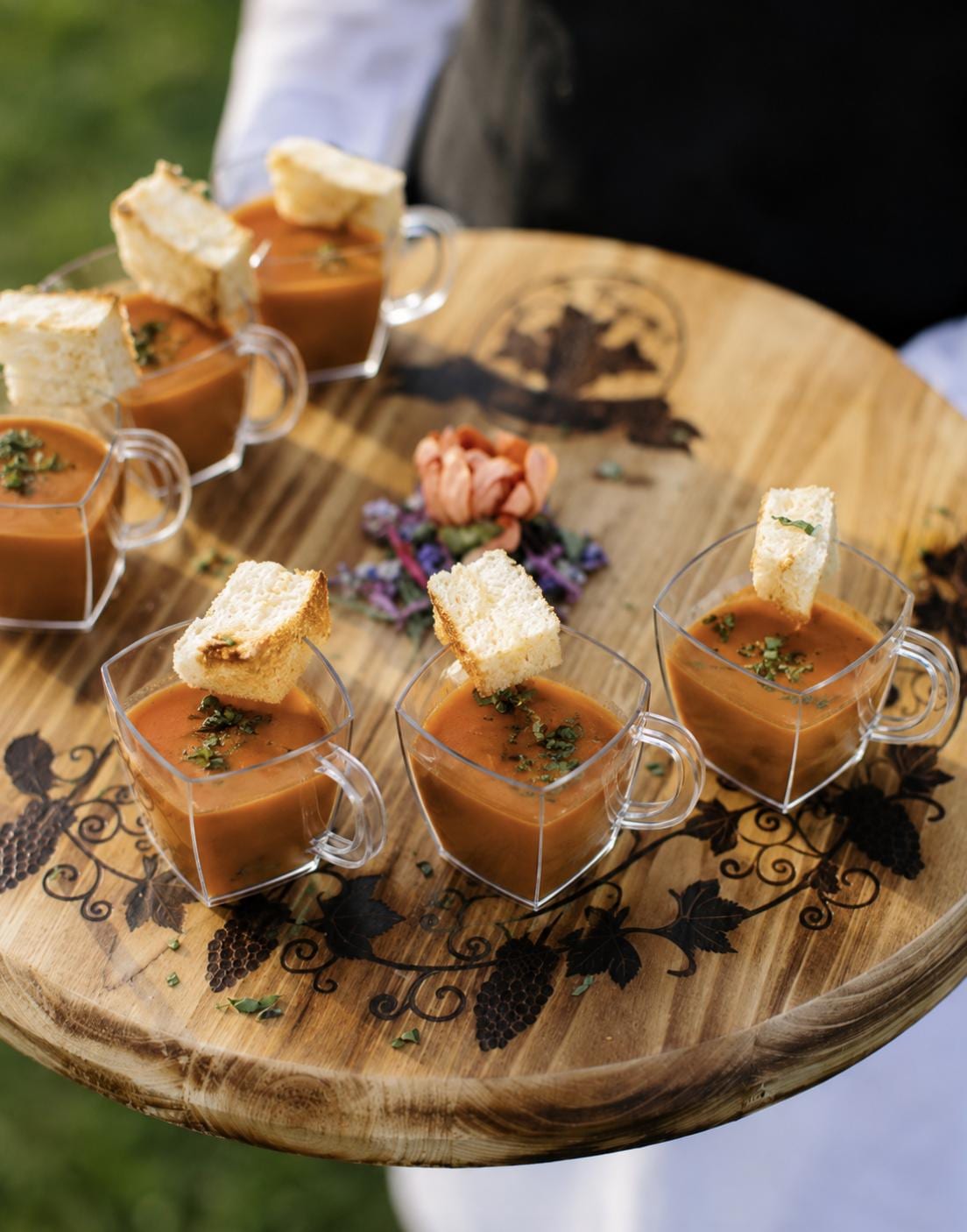 Plastic Soup Mugs with Mini Plastic Spoons – 5 oz Appetizer Cups for Soup & Grazing Tables
