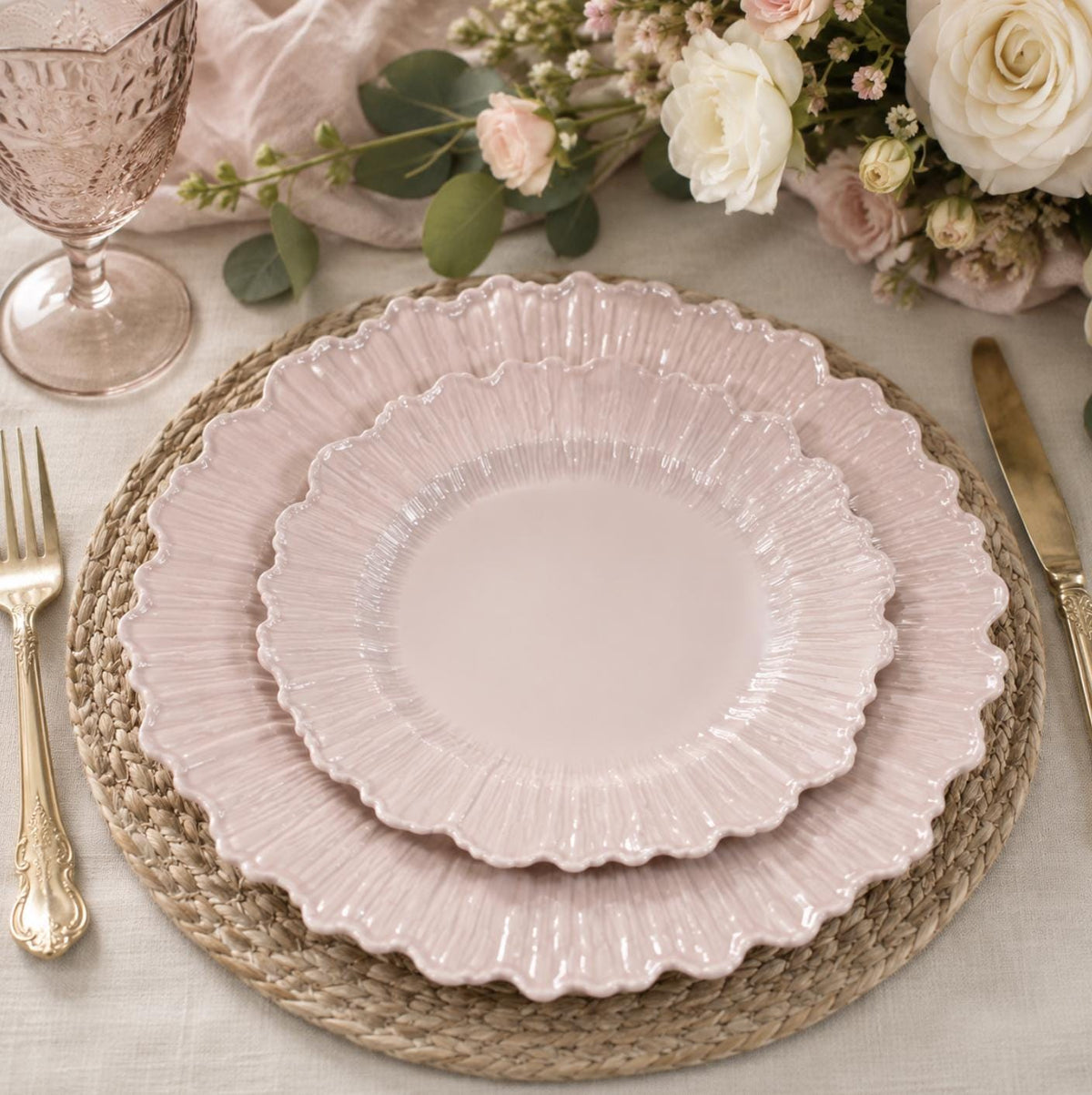 Reef Textured Plastic Charger Plates with Gold Rim – Round Chargers for Weddings & Receptions