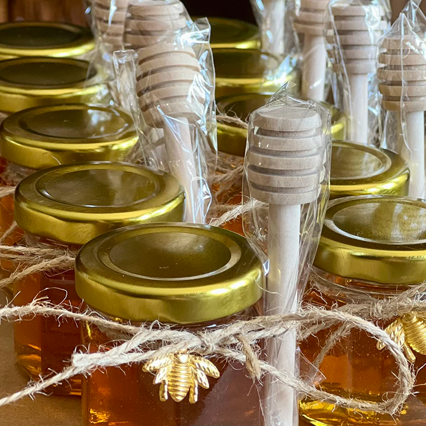 Mini honey jars with gold screw-top lid and rustic twine – perfect for wedding favors. 