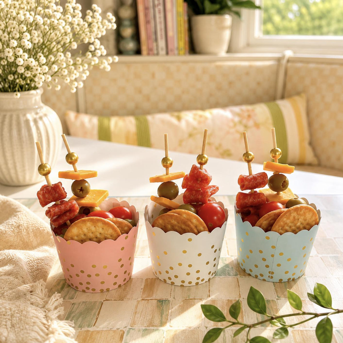 Scalloped Charcuterie Cups with Fancy Gold Toothpicks – 25 Pack Disposable Appetizer & Dessert Cups for Grazing Tables