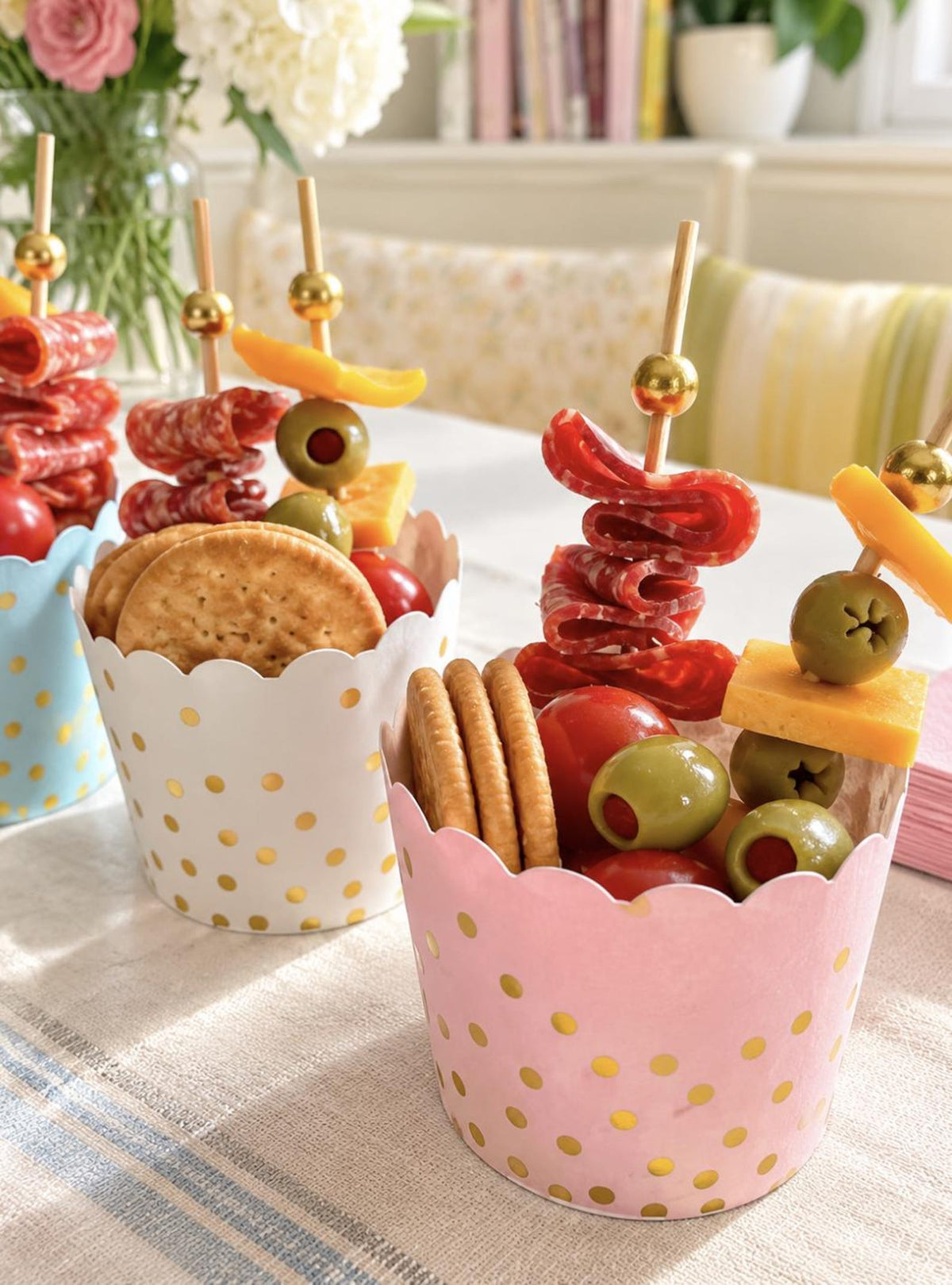 Scalloped Charcuterie Cups with Fancy Gold Toothpicks – 25 Pack Disposable Appetizer & Dessert Cups for Grazing Tables