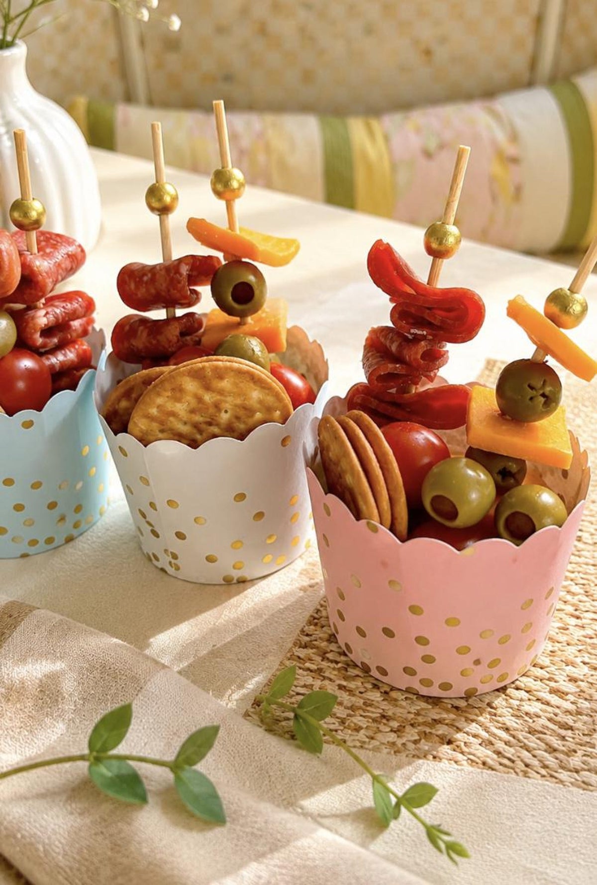 Scalloped Charcuterie Cups with Fancy Gold Toothpicks – 25 Pack Disposable Appetizer & Dessert Cups for Grazing Tables
