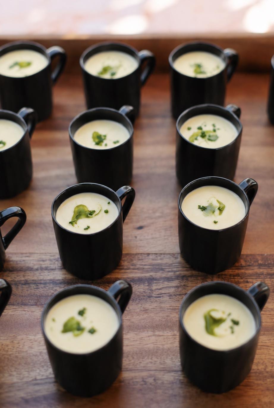 Plastic Soup Mugs with Mini Plastic Spoons – 5 oz Appetizer Cups for Soup & Grazing Tables