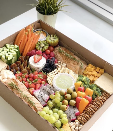 Large Charcuterie Gift Box with Mini Forks, Tongs & Honey Comb – Kraft Box with Clear Window for Grazing, Gifting & Entertaining