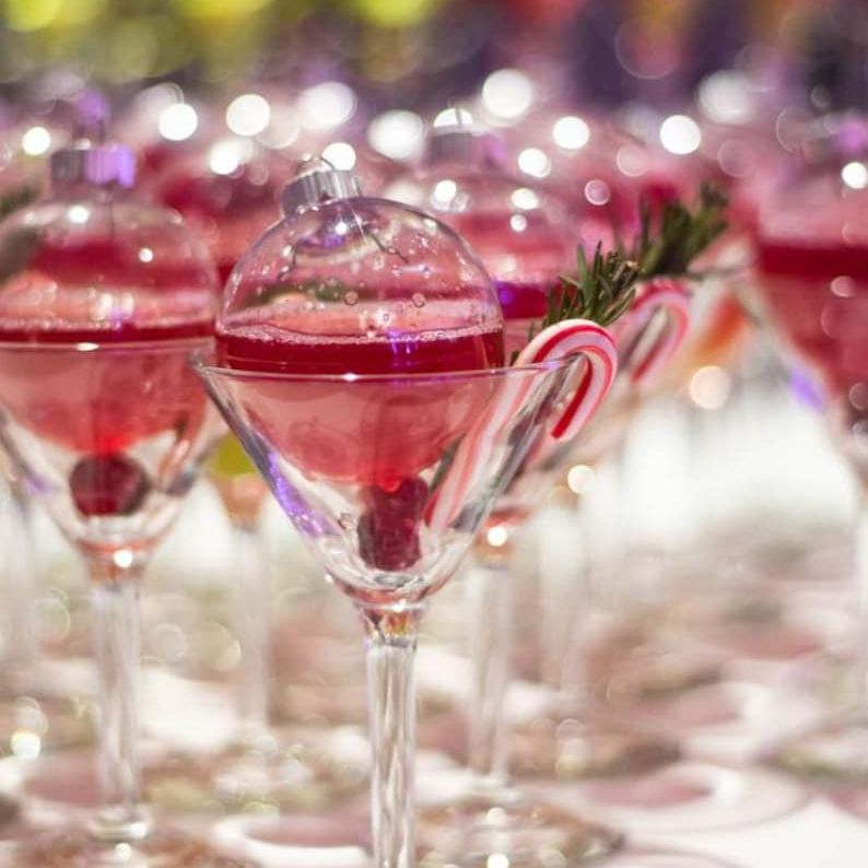 Acrylic Drink Glasses with Ornament Drink Balls – Reusable Holiday Cocktail Set for Parties & Events - Pretty Party Boxx