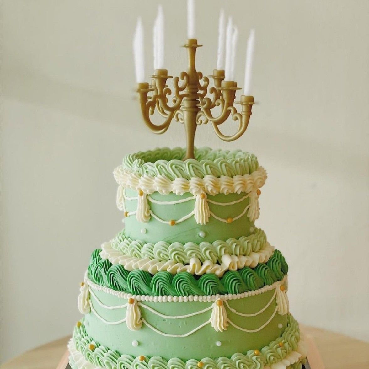 Clear plastic serving knife with an elegant gold handle. Disposable servingware for buffet or dinner.