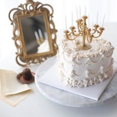 Set of clear plastic serving knives with elegant gold handles. Disposable cutlery for full dinner settings.