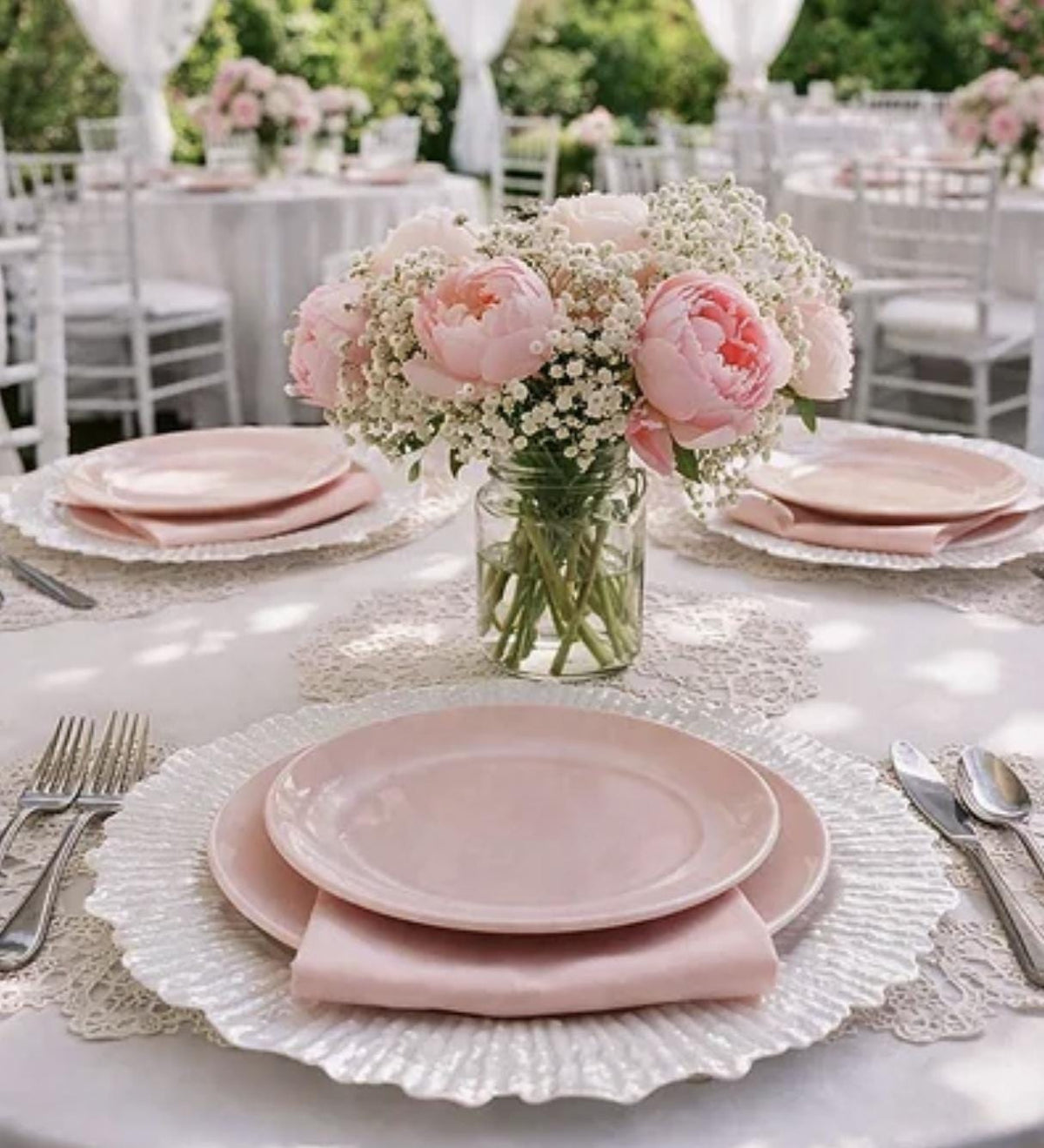 Reef Textured Plastic Charger Plates with Gold Rim – Round Chargers for Weddings & Receptions